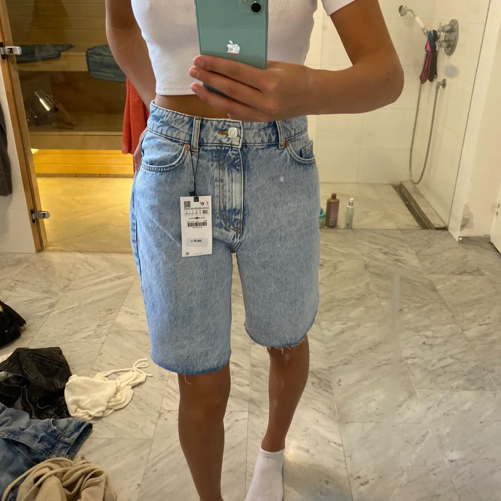 Sjukt snygga och trendiga jeansshorts i från zara i strl 38 men mer som en 36!😊 . Shorts.