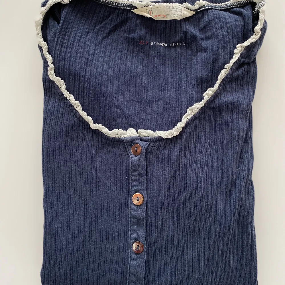 Mörkblå, långärmad tröja från Odd Molly med knäppning. Storlek S. Köparen står för frakten💙. Toppar.