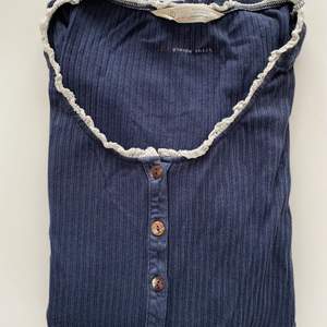 Mörkblå, långärmad tröja från Odd Molly med knäppning. Storlek S. Köparen står för frakten💙