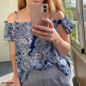 Flowy half off-shoulder top - Jättefin top i lätt material och underbart mönster 💙