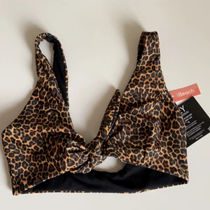 Bikinitopp leopard - Helt oanvänd och nyköpt bikini med prislapp kvar, säljer pågrund av för liten storlek och aldrig använd.