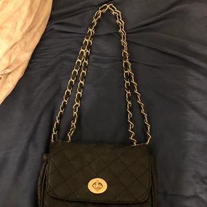 Svart väska - Säljer en svart väska, man kan dra ut banden så de blir längre än på första bilden om man vill:) En dragkedja i väskan har gått sönder som syns på sista bilden. Dm för frågor eller fler bilder🥰