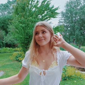 Urban Outfitters topp med volang - Urban Outfitters topp med volang och knytning, resår i midja