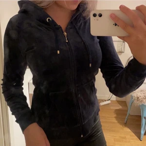  zip up hoddie - Skön Marinblå zipup hoddie från Cubus, storlek S, 50kr+frakt