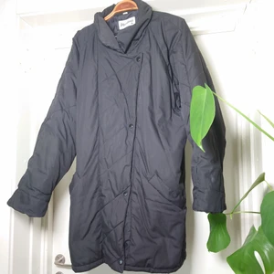 Svart jacka - Svart  vintagejacka som håller dig ordentligt varm. Passar L/XL eller som oversize på mindre🍀