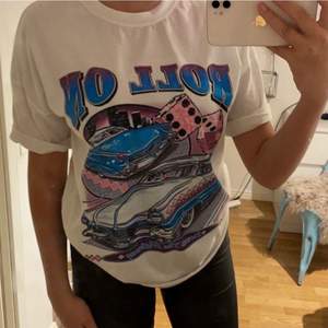 Vit oversize T-shirt med tryck från shein, knappt använd i storlek S, 50kr+frakt