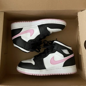 Arctic pink Air Jordan 1  - Säljer mina jordans i storlek 38,5 då de inte kommer till användning. Använda ca 10 gånger sedan januari 2021. Originalkartongen är slängd men de är köpta från soleplus på instagram och screenshot på konversationen kan fås. De är äkta! Köpta för 1800 och jag startar en budgivning på 1400. Köp direkt för 1500 + frakt💘  köparen står för frakt. 