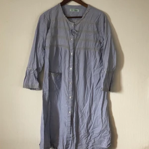 Klänning - Blårandig klänning med en ficka. Storlel XL men sitter mer som en M.