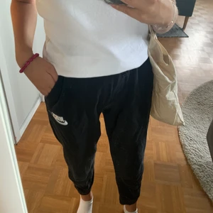 Svarta Nike mjukisbyxor  - Svarta mjukisbyxor från Nike. Riktigt bekväma men tyvärr för korta för mig. De är i storlek XL på barnavdelningen men skulle säga att de är en Xs. Säljer för 50 kr men frakt tillkommer!! 