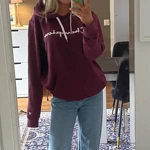 Championhoodie - En vinröd hoodie från champion. Skönt material, ganska tunn. Jag betalar 20 kr av frakten :)