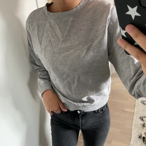 Grå sweatshirt - gr sweatshirt från gina tricot, 100+frakt💕