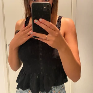 Svart linne - Svart fint linne, lite volang aktigt.