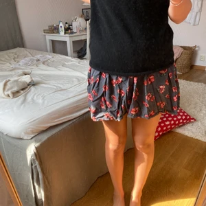 Kjol - Superfin blommig kjol perfekt till hösten med ett par strumpbyxor till! 