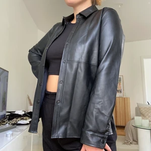 Skinnskjorta svart, strl 36 - Svart stilsäker skinnskjorta, prefekt till hösten! Strl 36