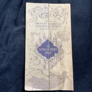 Marauders map  - Säljer pågrund av lite platts. Köpt för runt 500kr. Kartan är hel, köparen står för frakt💕