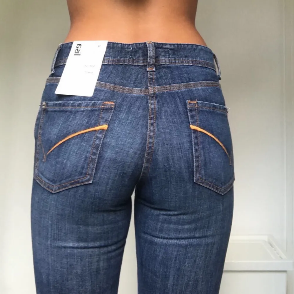 Denim Jeans i färgen blå. Low waisted och Bootcut. Jeansen har även stretch. Helt oanvända (etiketten kvar).. Jeans & Byxor.