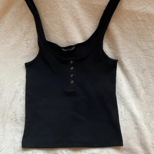 Knapp linne från zara - Säljer detta fina linnet från zara! Säljer för att jag knappat använder! Det är storlek s vilket var den minsta storleken av modellen på tröjan! Banden är ganska långa fast det går att sy in! Möts helst upp i Stockholm/ Södermalm! Men fraktar också( då står köparen för frakten). Skriv till mig ifall ni vill ha mer information 