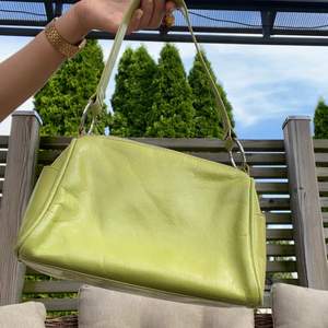 Säljer min skitsnygga, gröna y2k handväska köpt vintage💚💚I fint skick! DM:a för fler bilder/frågor:) 