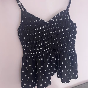 Super gulligt linne - Säljer de här jätte söta linnet köpt av en annan tjej är på plick! Aldrig använt av mig och säljer de helt enkelt för att det inte kommer till så stor användning!💘