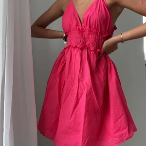 Rosa zara klänning  - Så fin zara klänning som är använd två gånger så i bra skick! Den går att ha på två olika sätt skriv för fler bilder!Det är en L men skulle säga att den är mer en m och passar allt mellan xs-L (jag är en xs)
