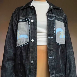 Evisu jeansjacka - Säljer min Evisu jeansjacka jag har köpt här på Plick för 660 kr. Tyvärr kommer den inte till användning längre. Jätte snygg och fint skick!🦋 Köparen står för frakt