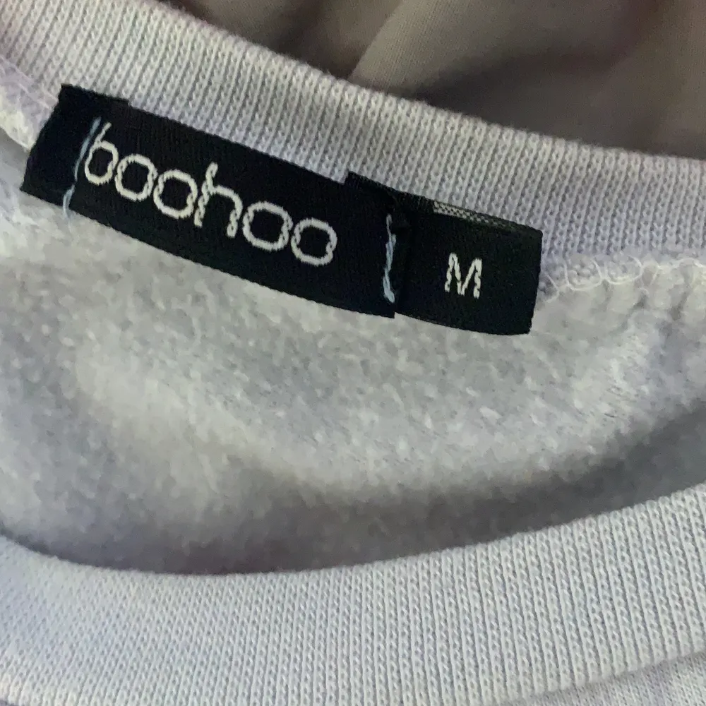Oversized sweatshirt i ljusblå från Boohoo. Tröjan är i storkek medium . (Köparen står för frakt !). Tröjor & Koftor.