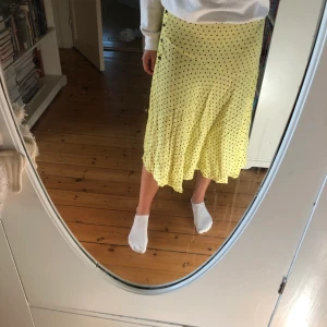 Kjol från zara  - Kjol från zara. Storlek L men passar mer som en M. 