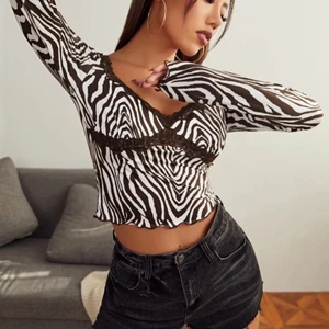Zebra tröja med spets  - En väldigt fin brun zebra tröja med spets från SHEIN 🤎 säljer pågrund av att den var för liten för mig så den är endast prövad 🦓