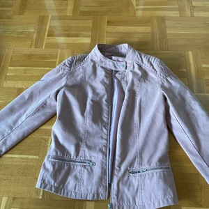Tunn jacka - I en rosa nyans, syns inte så bra på kamera. Mocka imitation. Storlek 36 från Vero Moda