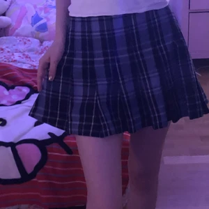 Pleated weekday kjol - Pleated kjol från weekday (nyskick) som inte längre säljs  (nypris 350). Kjolen var för stor på mig och passar nog en s-m bättre. Beroende på hur högt man vill att kjolen ska sitta. Materialet är tjockt och i 100% bomull. Skriv till mig vid intresse/funderingar :3