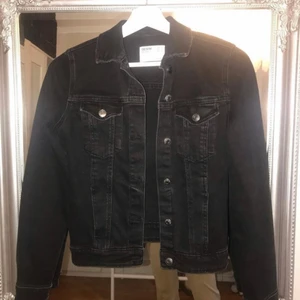 En svart & vit jeansjacka - En svart & vit jeansjacka, båda i storlek S men passar M, säljer 100kr styck. OBS pris kan diskuteras, plaggen skickas via post