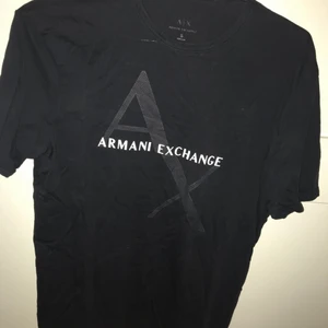 Armani Exchange T-shirt slim fit - Skick 3 av 5 syns att den är använd men inte särkilt sliten. Slim fit. Tyget är rätt töjbart.
