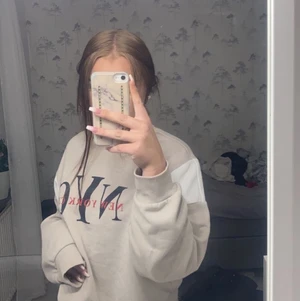 Hoddie - En Hoddie i lite beige färg. Använd ungefär 2gånger. Väldigt varm säljer den för den kommer inte till användning. Storleken är i M men fortfarande lite större. 
