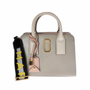 Marc Jacobs, Little Big Shot grey handbag  - Säljer min fina Marc Jacobs väska som passar till allt❤️
