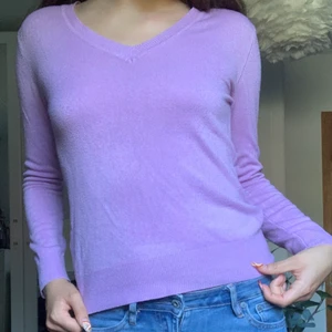 Lila v-neck  - En lila v-neck som sitter rakt mot kroppen. Storleken står inte men skulle gissa s/m. Lite äldre ochen fortfarande i bra skick. Frakt INGÅR i priset. 