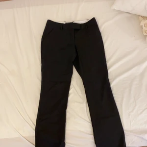 Svarta lågmidjade kostymbyxor. - Svarta lågmidjade kostymbyxor från märket Stockholm. Storlek S/36. Bra skick. Frakt tillkommer.