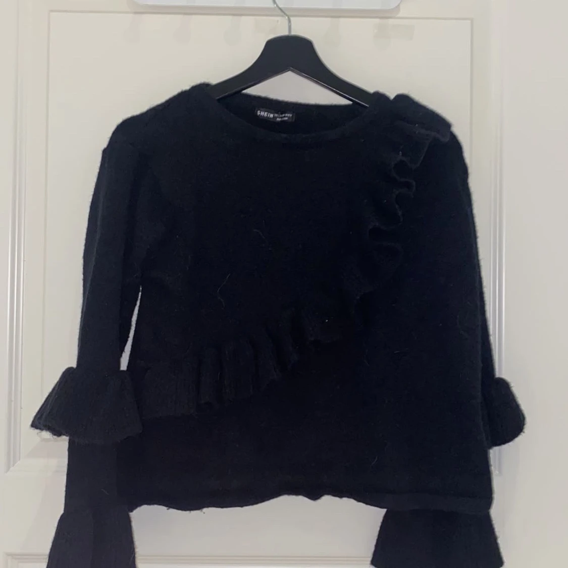 svart stickad tröja