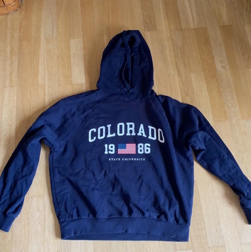 Fin blå Colorado hoodie köpt från Gina tricot. Hoodies.