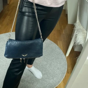 Zadig väska! - Säljer min Zadig väska i mörkblå. Dustbag medföljer men inte kvitto. Väskan är 100% äkta och i medium storlek❤️ Köparen står för frakten