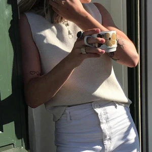 Stickad COS väst / linne - Redigt snygg cos väst i off-white! Sitter bra på S och M även om det är en XS! Köpt för 790kr