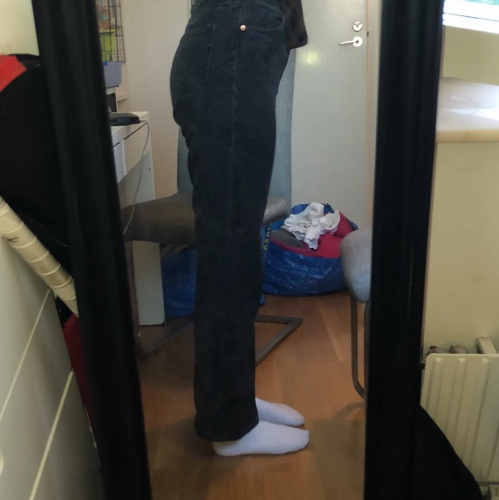 Svarta raka jeans från monki, ett år gammla, bra skick, välanvända.. Jeans & Byxor.