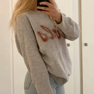 Swetshirt från bikbok. stl M - En grå swetshirt med röd text. Inga fläckar och är knappt använd. Hör gärna av er om ni har fler frågor💞.    Kan mötas upp i Vänersborg kommun, Uddevallas och Trollhättans kommun. Frakt betalar ej jag 💞🤍🔥100kr