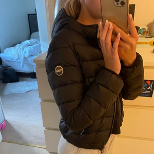 Colmar jacka - Jätte fin svart colmar dunjacka i storlek 38. Säljer pga att den inte kommer till andvänding då jag har andra vinterjackor. Köpt för ca 5000 men säljer för 400 inkl. frakt💕 Skriv för fler bilder eller om du undrar något🥰