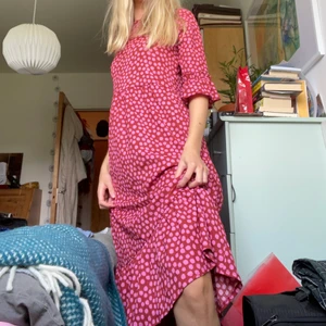 Rödprickig klänning - Säljer en helt oanvänd klänning från miss selfridge köpt på asos i våras (lappar finns kvar). Storlek 34 men passar mig som är en 36a. Är 171 och den går ner till vaderna på mig ungefär. Perfekt till sensommarkvällar! Köpare står för frakt men kan även mötas upp i Göteborg!