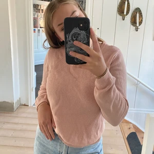 Stickad tröja  - Rosa stickad tröja i storlek L, men skulle säga att den mer sitter som en S/M. Använd 2 gånger Max, köparen står för frakt.