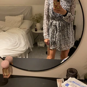 Fin klänning  - Klänning från nakd. Använ endast 2/3 gånger. Köparen står för frakten 