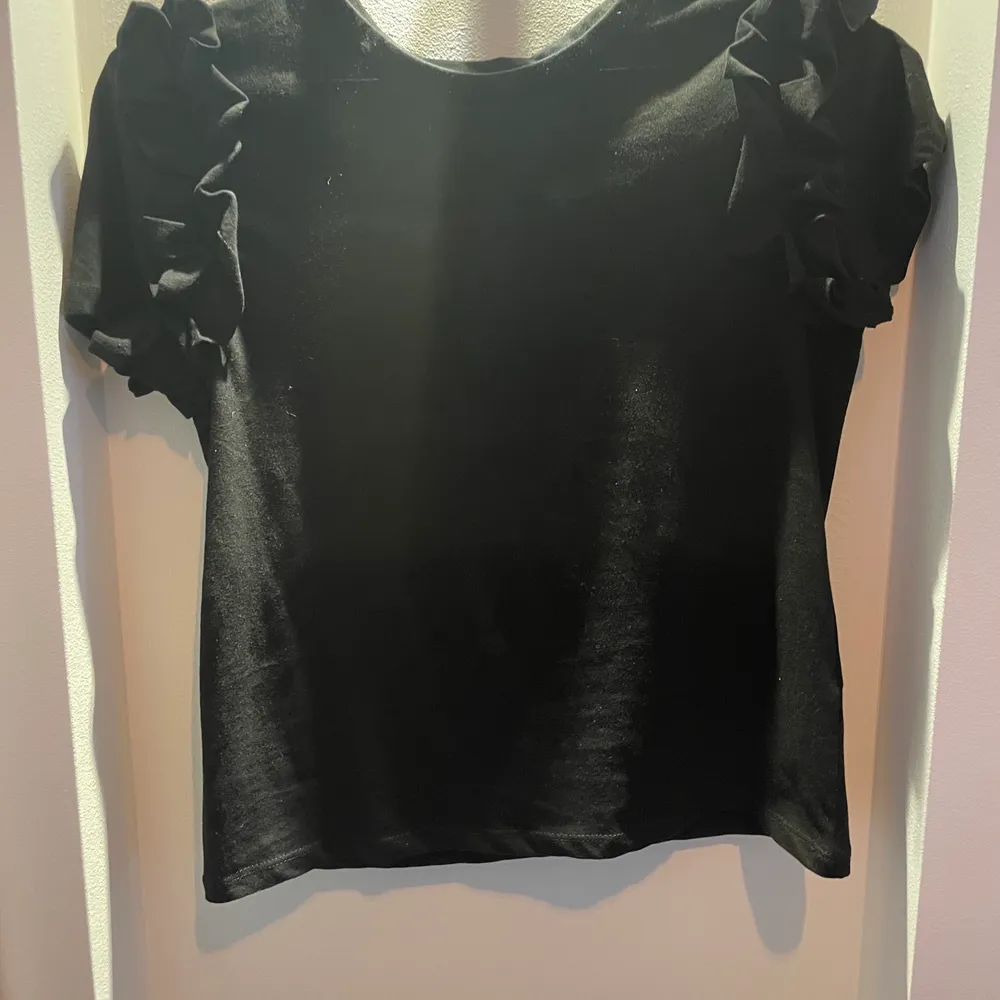 Jätte söt svart tshirt från zara med volanger, köpt för ca 2 månader sen och aldrig använd. Köparen står för frakt💕. T-shirts.