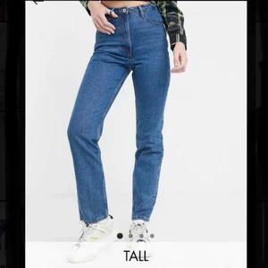 Mom jeans tall  - Använda typ tre ggr. W28 L 36, så dom är rätt så långa! Köpare står för frakt 😇