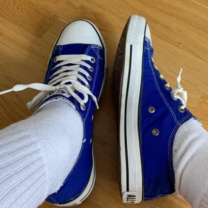 Converse - Blåa converse som passar mig med storlek 41! Hör av er🥰