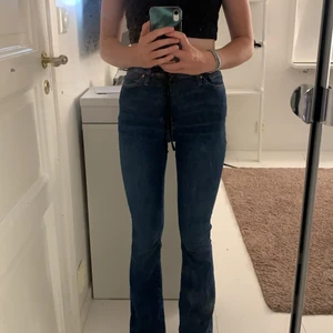 Blåa Jens från bik bok storlek xs  - Ett par jätte fina jeans, jag säljer dom för att dom var lite långa i benen annars helt perfekt i båda midja och benen bara att dom va lite långa. Använda 2-3 gånger
